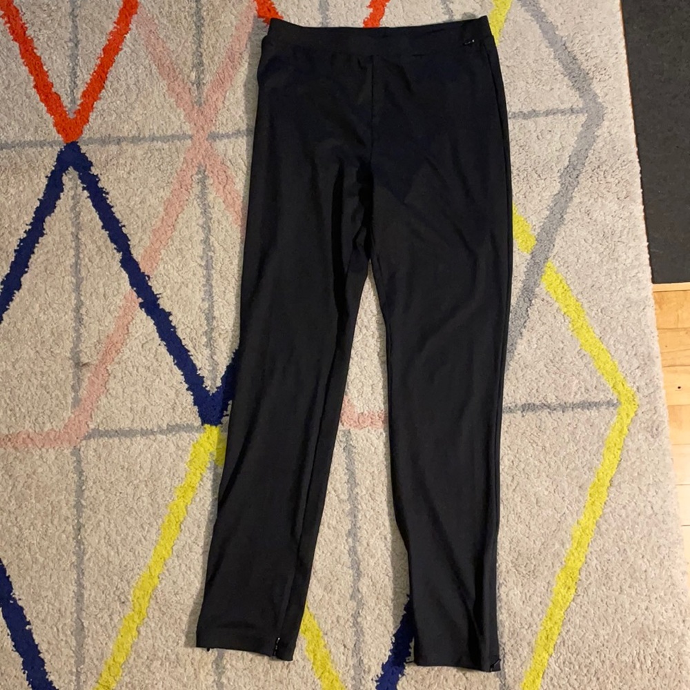 Summersalt black skinny pants. Short zipper on the outside & inside of ankle.